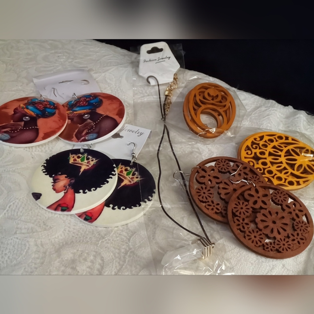 WOOD Dangle Earrings, AFRICAN style, 5 Pairs Plus a Necklace.  Lot Of 6 For 15$